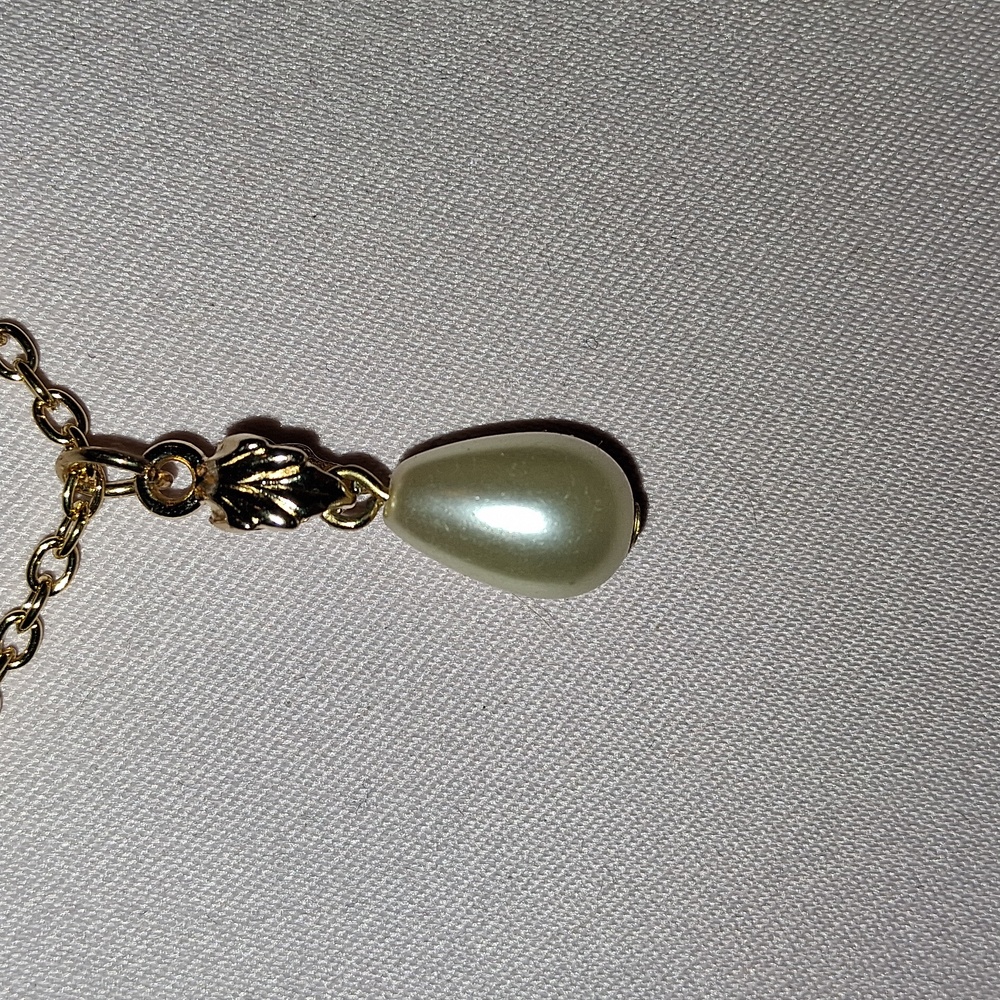 Elegant Gold and Pearl Pendant Necklace